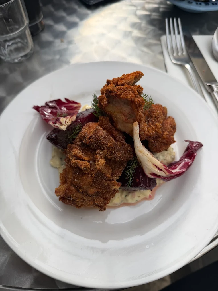 Assiette croustillante, trévise et crème