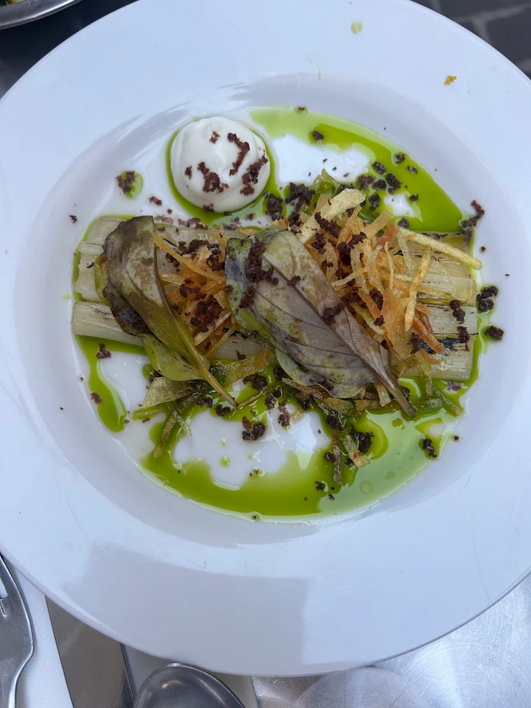 Poireaux confits et brûlés, émulsion et herbes fraîches