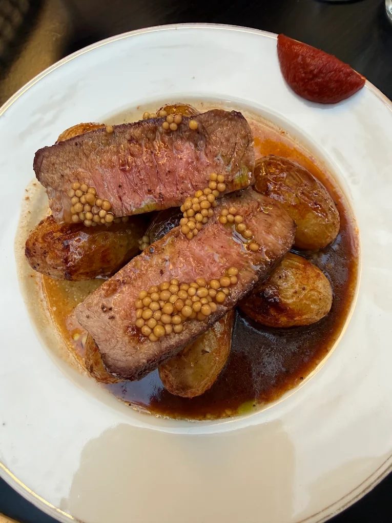 Pièce rôtie, jus corsé réduit, pommes grenaille et graines de moutarde